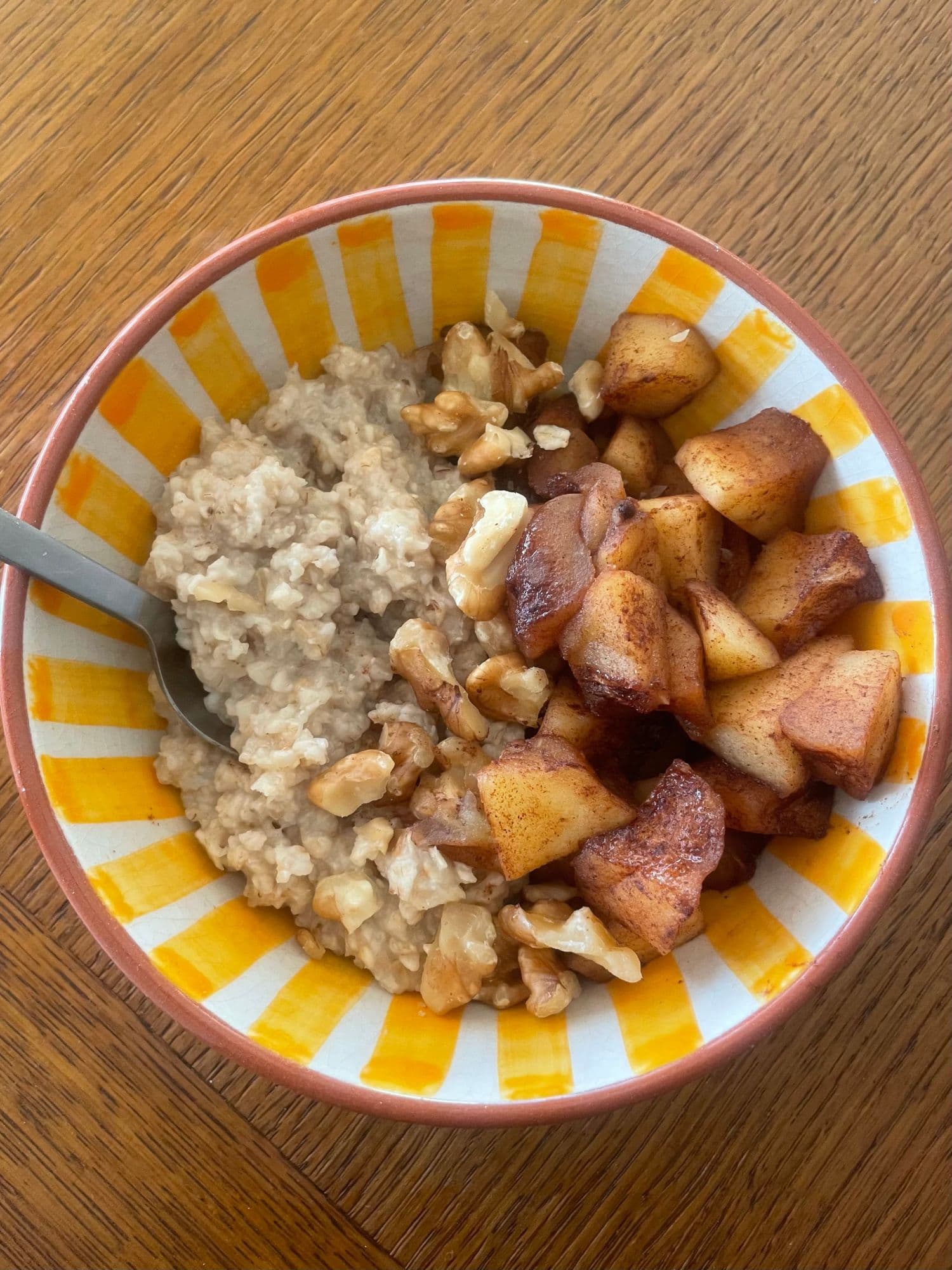 Porridge d'automne aux fruits cuits, noix et épices douces