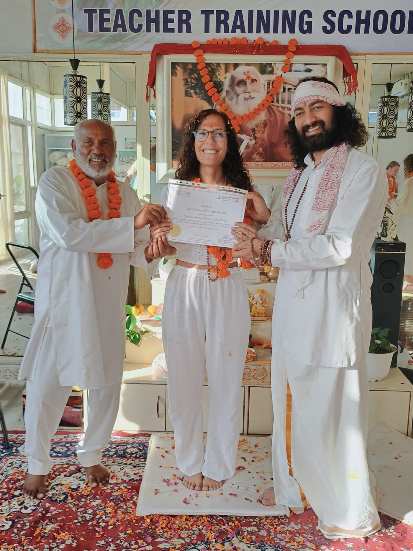 Remise du certificat de professeure de yoga à l'école Om Shanti Om, Rishikesh