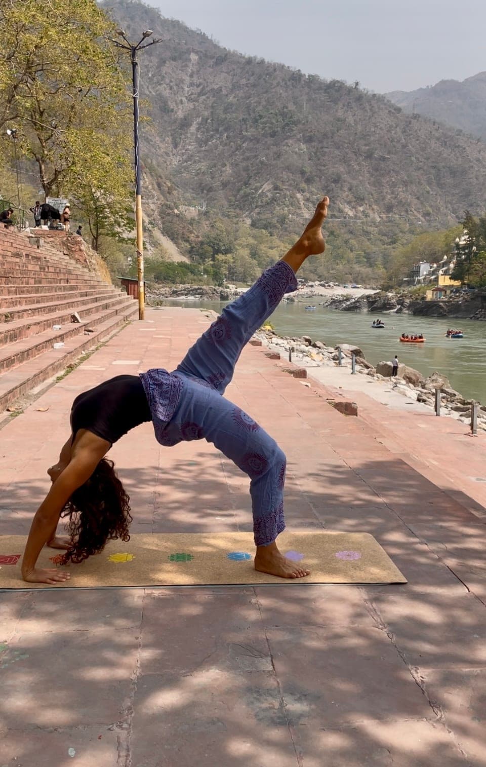 Posture de la roue, jambe levée, illustrant la pratique du Vinyasa