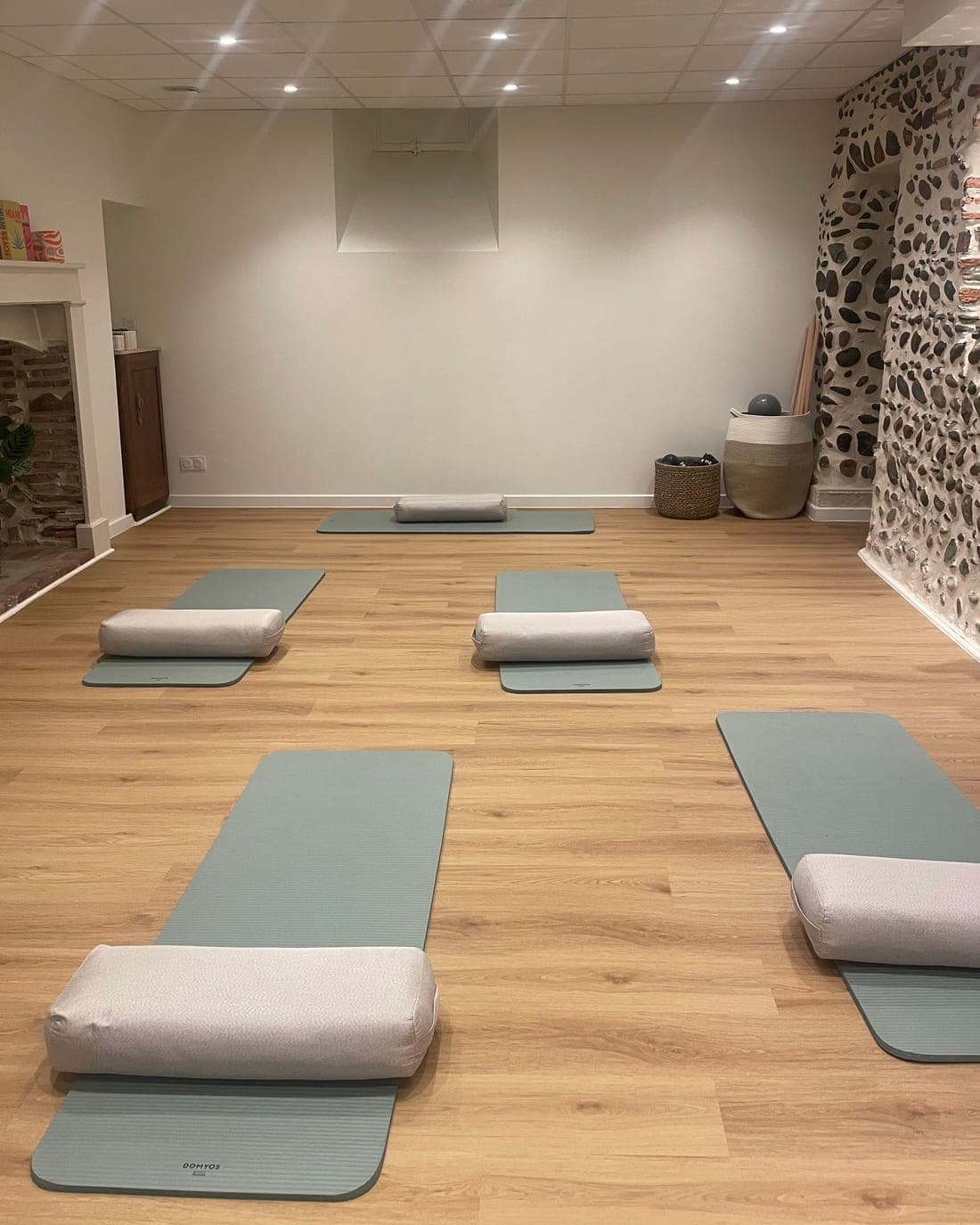 La salle de cours installée, tapis et bolsters prêts, chez Nanna à Pau