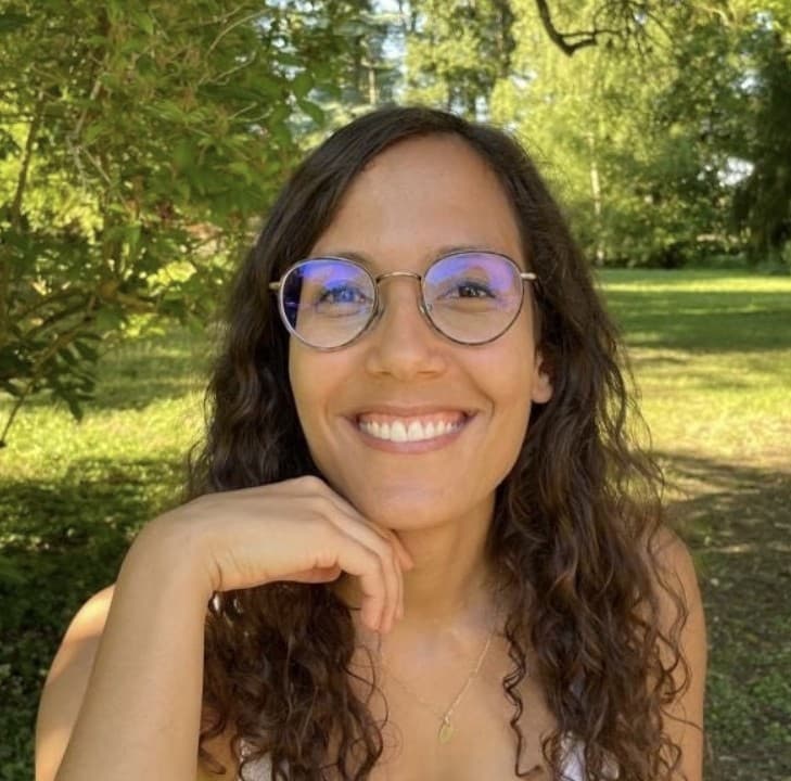 Anaïs Bottius, sourire dans un parc