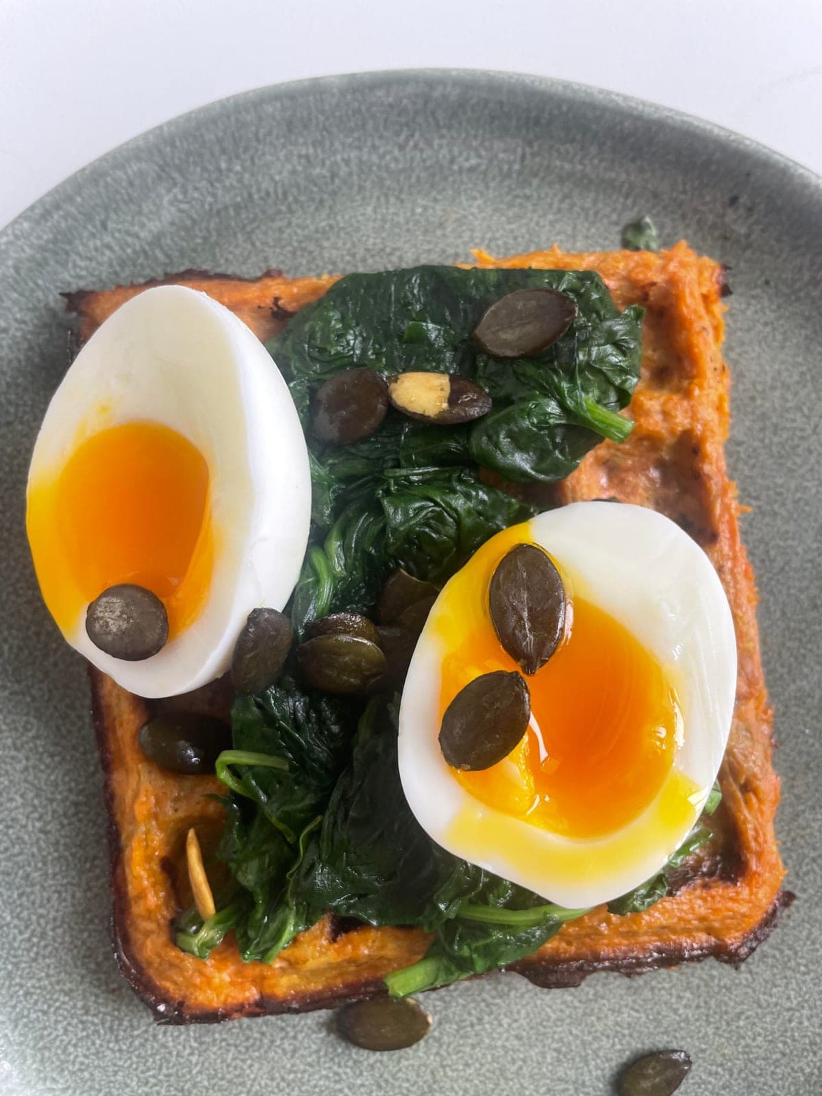 Gaufres salées de patate douce, œuf mollet et épinards fondus