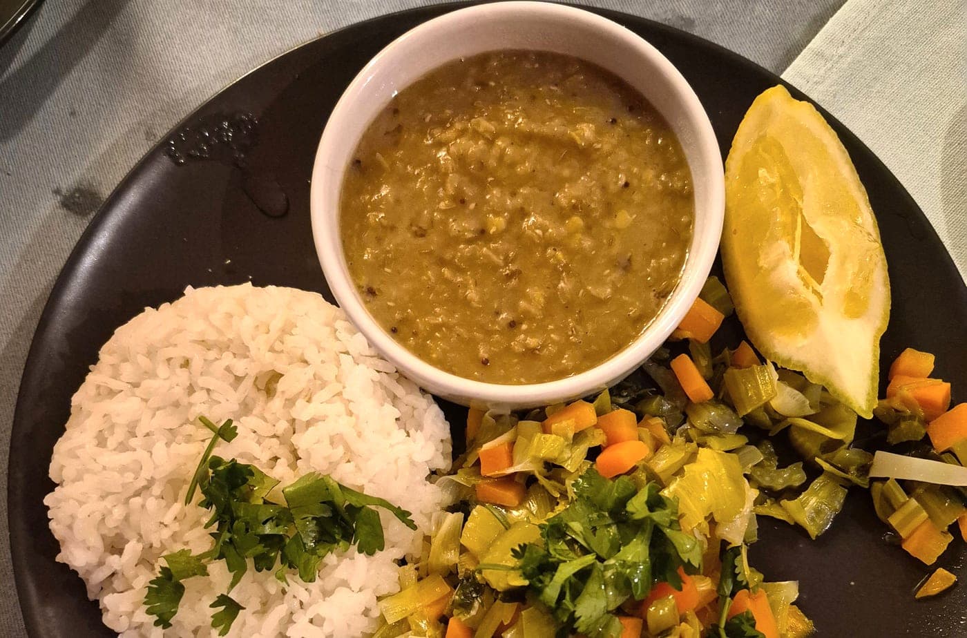 Un repas ayurvédique équilibré : dal, riz et légumes